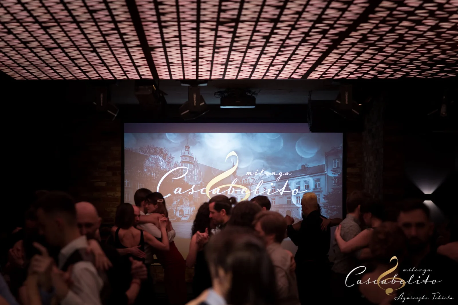 ludzie tańczą tango